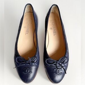 Chanel quilted leather navy bow cap toe CC ballet flats 38 G 26250